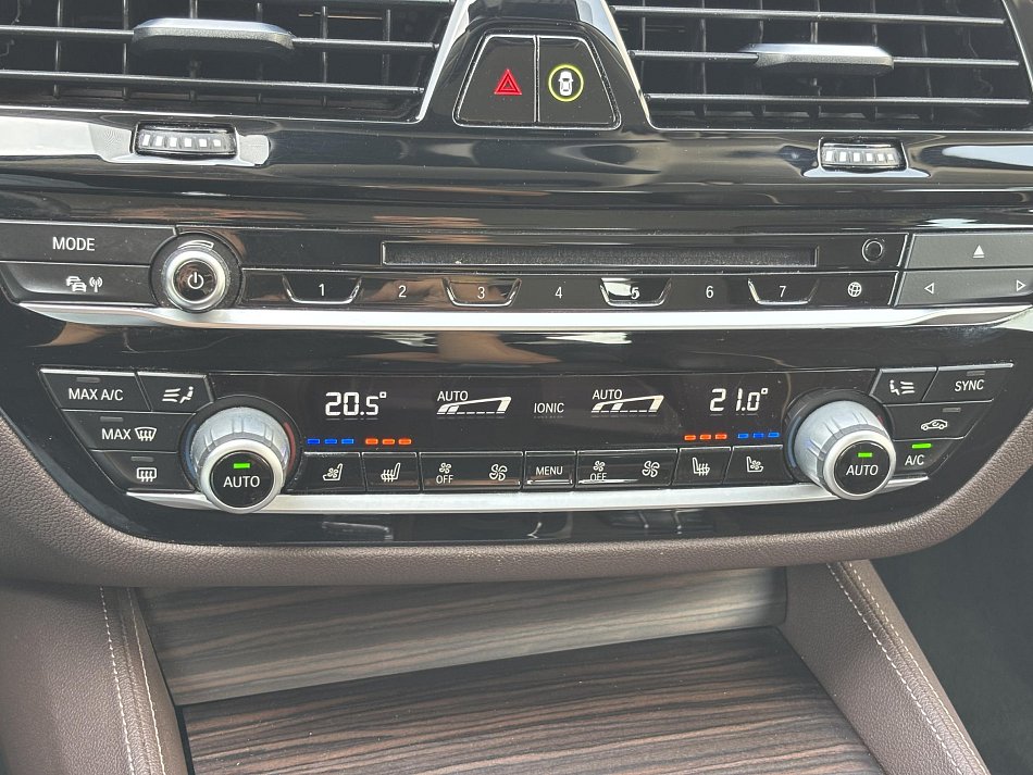 BMW Řada 5 3.0 D LuxuryLine 540d xDrive
