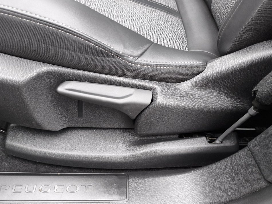 Peugeot 3008 1.2 PT Allure