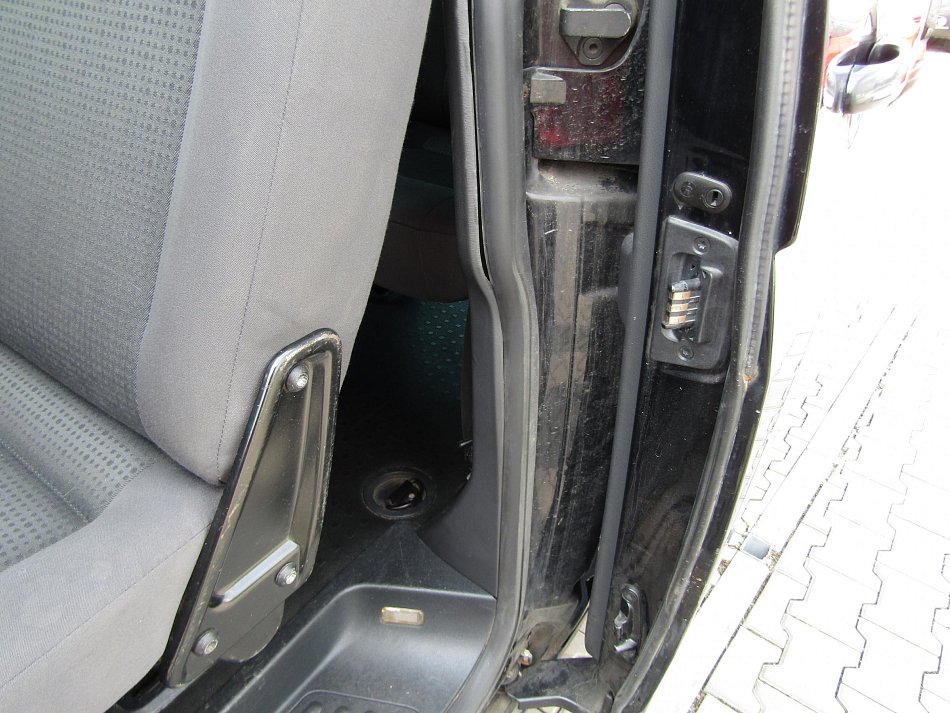 Volkswagen Caravelle 2.5TDi  L2 8míst