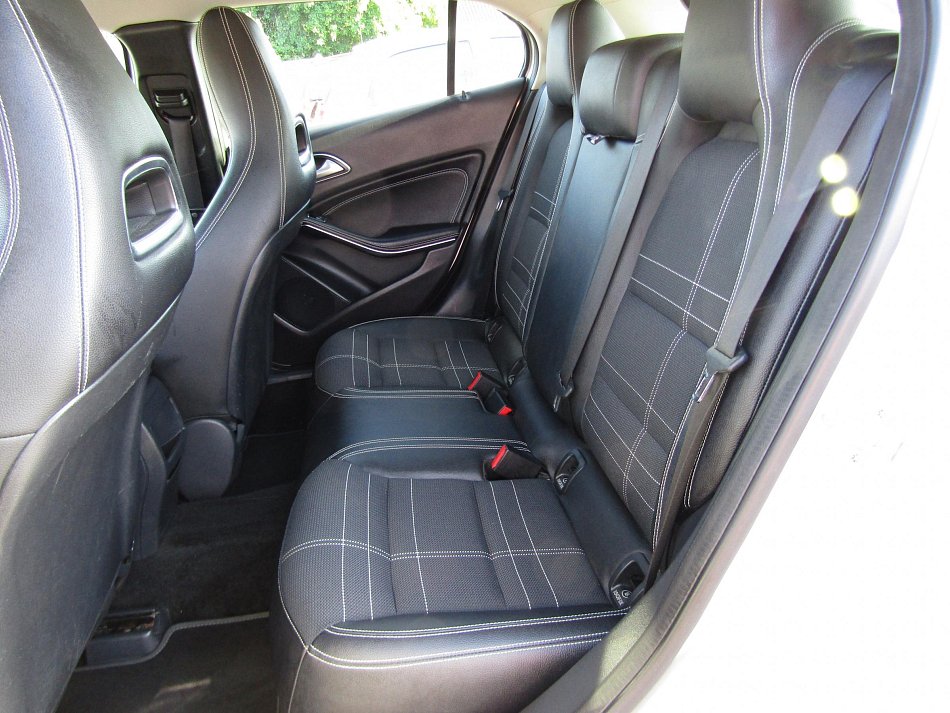 Mercedes-Benz GLA 1.6i  GLA180