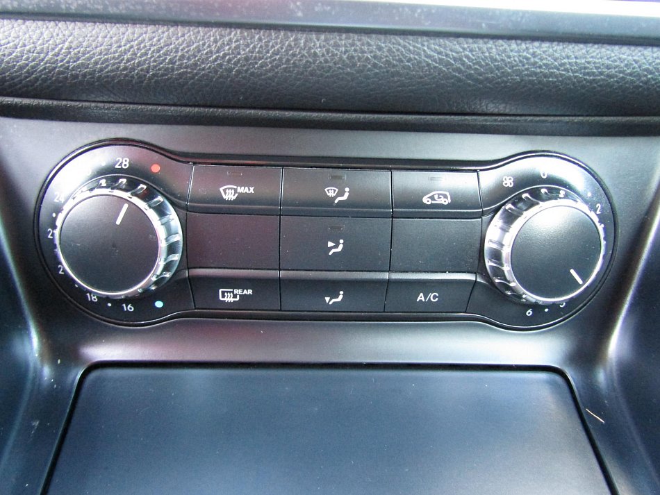 Mercedes-Benz GLA 1.6i  GLA180