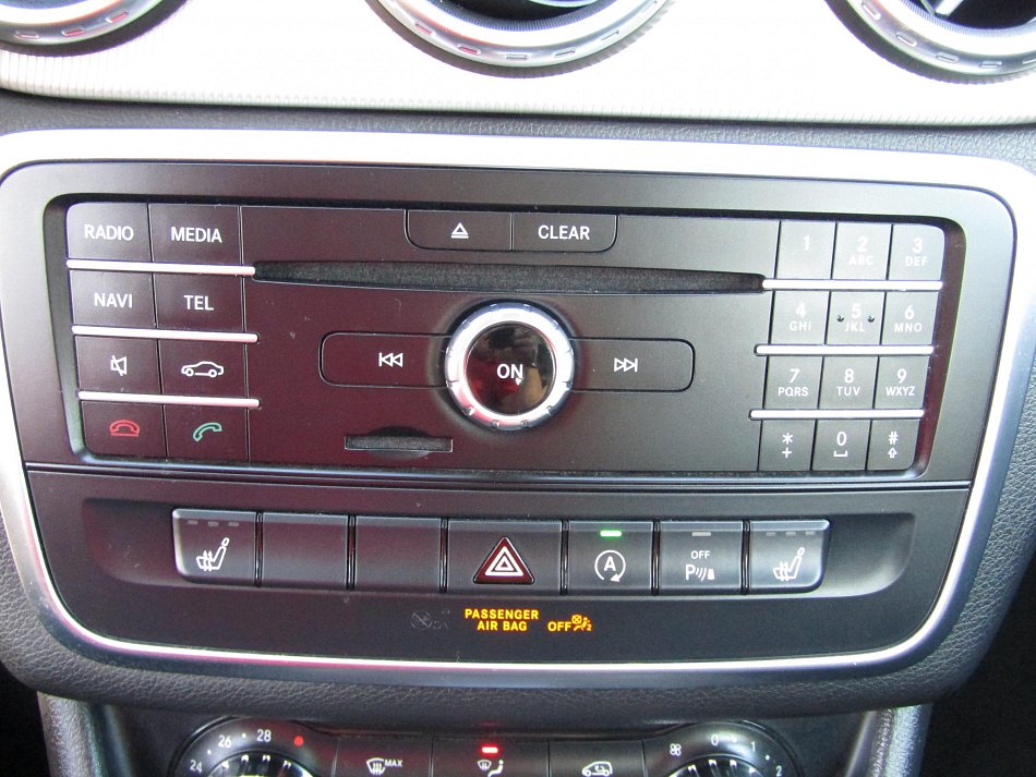 Mercedes-Benz GLA 1.6i  GLA180
