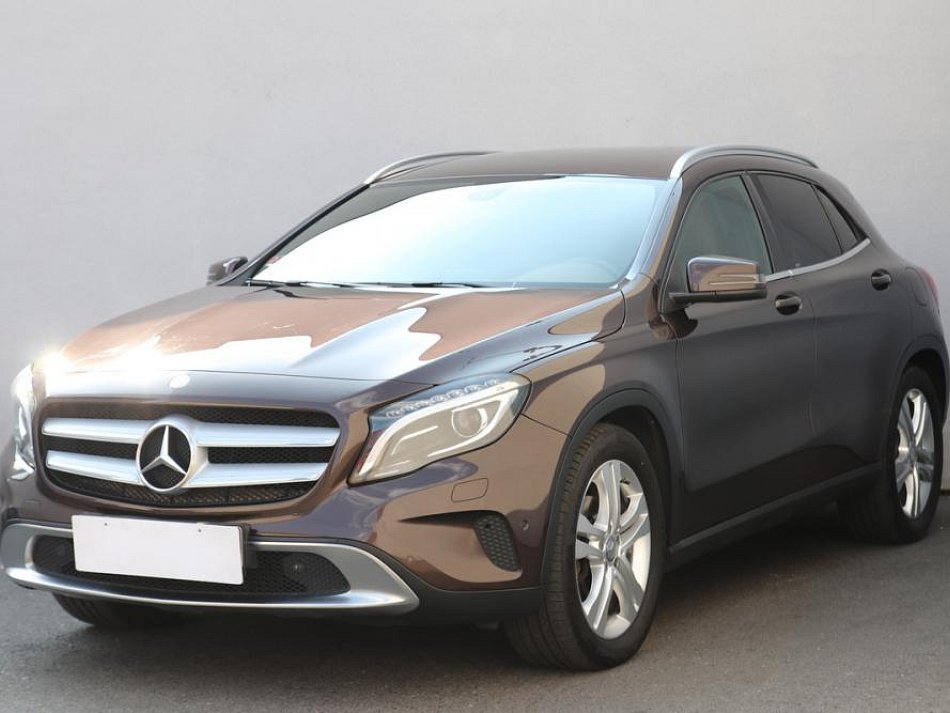Mercedes-Benz GLA 1.6i 