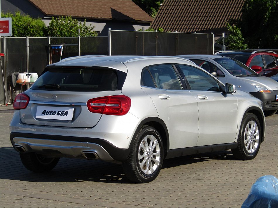 Mercedes-Benz GLA 1.6i  GLA180