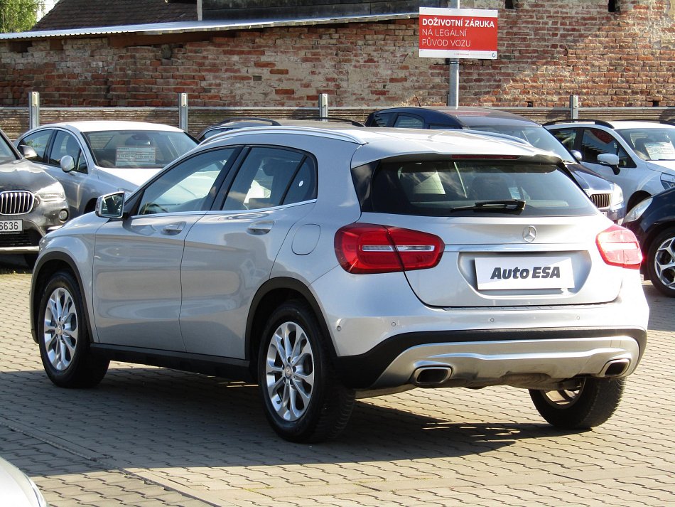 Mercedes-Benz GLA 1.6i  GLA180