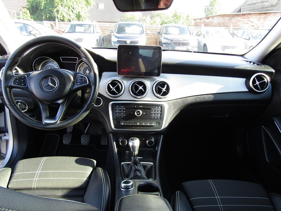 Mercedes-Benz GLA 1.6i  GLA180