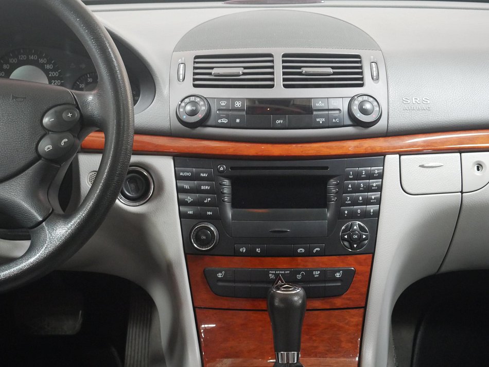 Mercedes-Benz Třída E 1.8i 