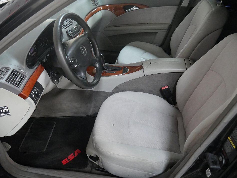 Mercedes-Benz Třída E 1.8i 