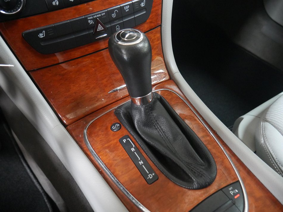 Mercedes-Benz Třída E 1.8i 