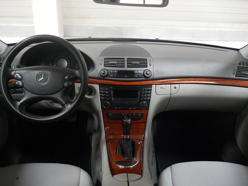 Mercedes-Benz Třída E 1.8i 