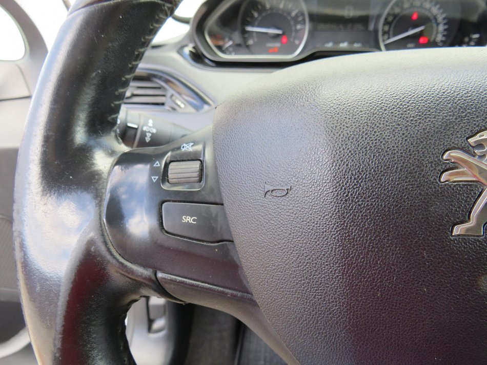 Peugeot 208 1.2i 
